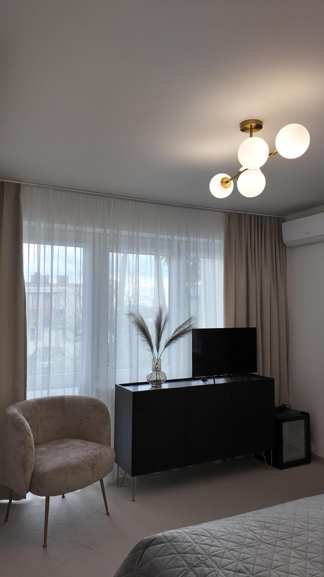 Skarbek Ilawa, Pokoje I Apartamenty * Ілава